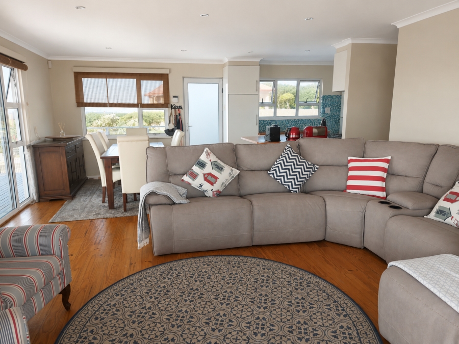 5 Bedroom Property for Sale in Boggomsbaai Western Cape